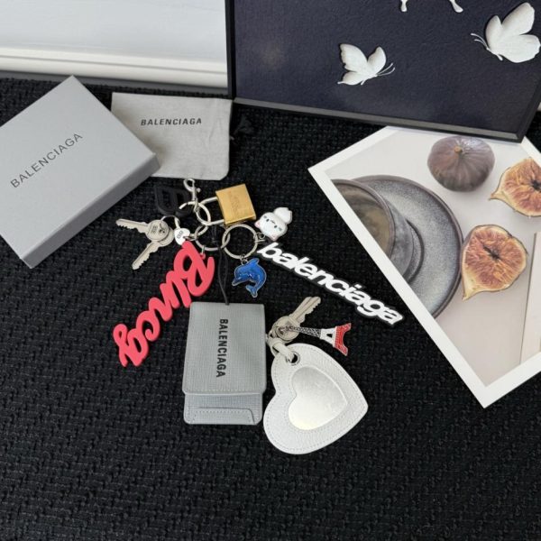 replica,repliche,fake,1:1,earrings,bracelet,ring,jewelry Nuovo arrivo: portachiavi/ciondolo Balenciaga Rodeo a forma di cuore con specchio (657ZNH) – Superficie a specchio con pellicola protettiva, fornito con una piccola scatola.