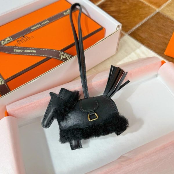 replica,repliche,fake,1:1,earrings,bracelet,ring,jewelry Nuovo arrivo! Gilet HERMES Rodeo Robeo Coeur in lana d’agnello con design Pony, portachiavi/ciondolo Pony per borsa. Realizzato a mano con cuciture squisite, in pregiata pelle d’agnello (LOM8MO).