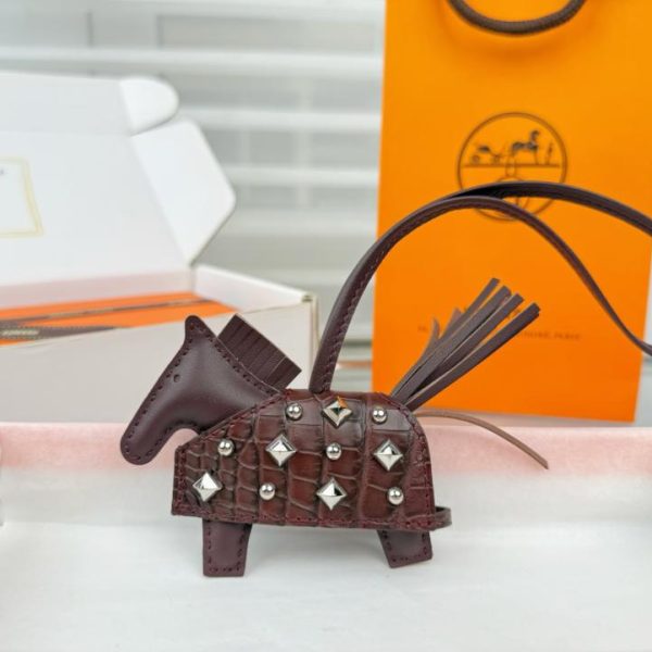 replica,repliche,fake,1:1,earrings,bracelet,ring,jewelry Nuova versione top di gamma, nuovo stile, pregiata pelle di coccodrillo, design con borchie a forma di pony, hardware interamente in acciaio, charm/portachiavi per borsa HERMES Rodeo Robeo Coeur con ciondolo a forma di pony, cucito a mano (5EK54Y).