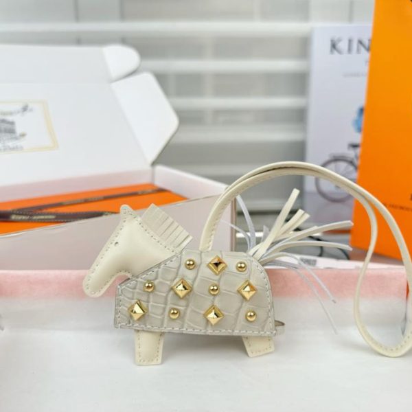 replica,repliche,fake,1:1,earrings,bracelet,ring,jewelry Nuova versione top di gamma, nuovo stile, pregiata pelle di coccodrillo, design con borchie a forma di pony, hardware interamente in acciaio, charm/portachiavi per borsa HERMES Rodeo Robeo Coeur a forma di pony, cucito a mano (6T886V).