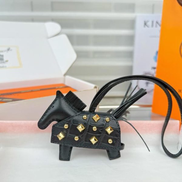 replica,repliche,fake,1:1,earrings,bracelet,ring,jewelry Nuova versione top di gamma, nuovo stile, pregiata pelle di coccodrillo, design con borchie a forma di pony, hardware interamente in acciaio, charm/portachiavi HERMES Rodeo Robeo Coeur per borsa, cucito a mano (AEQM30)