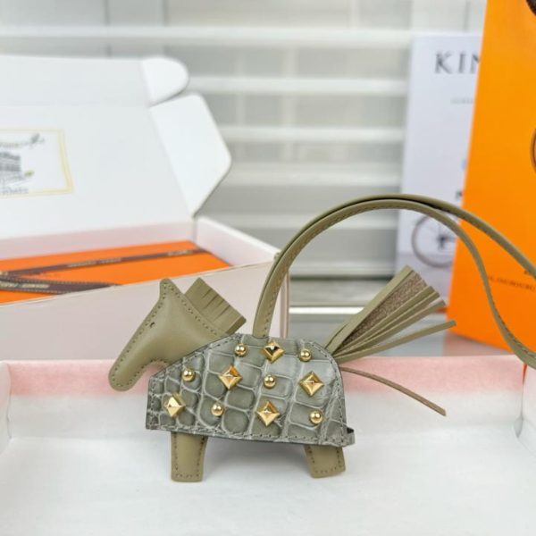replica,repliche,fake,1:1,earrings,bracelet,ring,jewelry Nuovo arrivo di alta gamma, in pregiata pelle di coccodrillo, con design a pony borchiato e finiture in acciaio, charm/portachiavi per borsa HERMES Rodeo Robeo Coeur, cucito a mano (JNWV9Y).