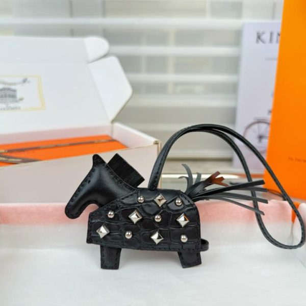 replica,repliche,fake,1:1,earrings,bracelet,ring,jewelry Nuova versione top di gamma, nuovo stile, pregiata pelle di coccodrillo, design con borchie a forma di pony, hardware interamente in acciaio, charm/portachiavi per borsa HERMES Rodeo Robeo Coeur con pony, cucito a mano (MLU26X)
