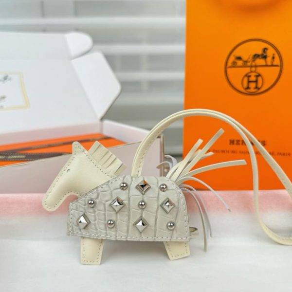 replica,repliche,fake,1:1,earrings,bracelet,ring,jewelry Nuova versione top di gamma, nuovo stile, pregiata pelle di coccodrillo, design con borchie a forma di pony, hardware interamente in acciaio, charm/portachiavi per borsa HERMES Rodeo Robeo Coeur a forma di pony, cucito a mano (T4VOUM).