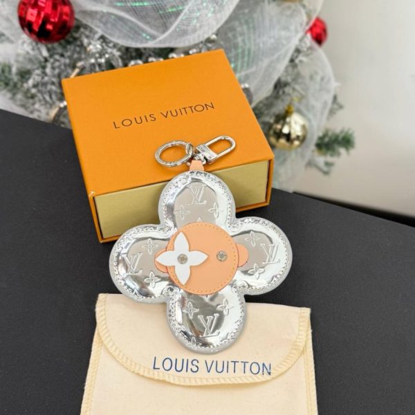 replica,repliche,fake,1:1,earrings,bracelet,ring,jewelry Portachiavi con specchietto e monogramma testa Vivienne M03280 Louis Vuitton Portachiavi con specchietto e monogramma testa Vivienne realizzato in materiale PU.