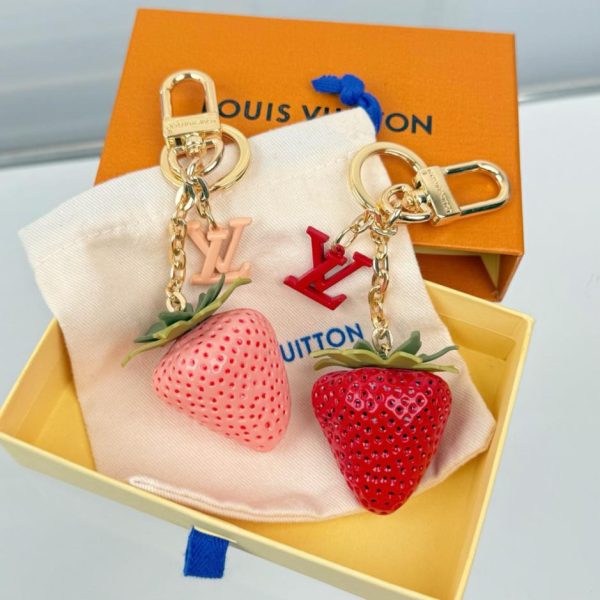 replica,repliche,fake,1:1,earrings,bracelet,ring,jewelry Portachiavi LV Fragola – Un divertente accessorio a tema frutta della collezione Primavera/Estate LV Fruits (275 BRB)
