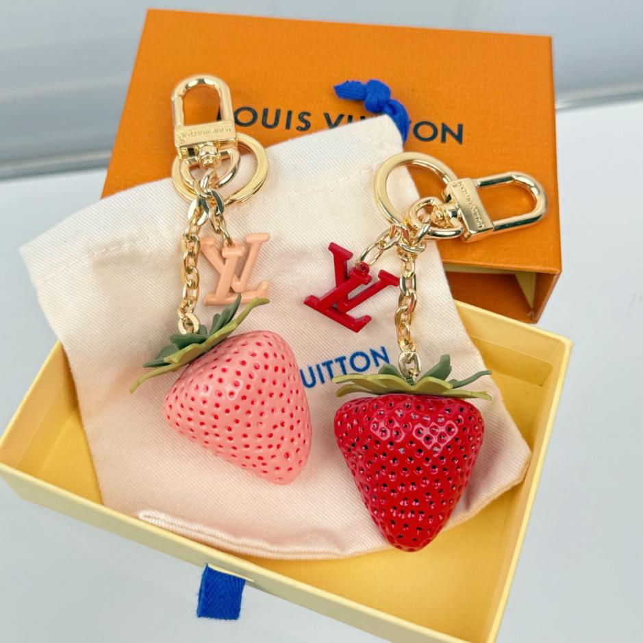 replica,repliche,fake,1:1,earrings,bracelet,ring,jewelry Portachiavi LV Fragola – Un divertente accessorio a tema frutta della collezione Primavera/Estate LV Fruits (275 BRB) replica,repliche,fake,1:1,earrings,bracelet,ring,jewelry Portachiavi LV Fragola – Un divertente accessorio a tema frutta della collezione Primavera/Estate LV Fruits (275 BRB)