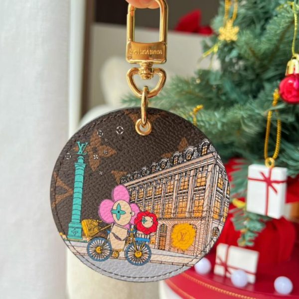 replica,repliche,fake,1:1,earrings,bracelet,ring,jewelry Portachiavi rotondo Louis Vuitton Christmas Collection Illustre Xmas Paris Bag and Keychain (US3B12)