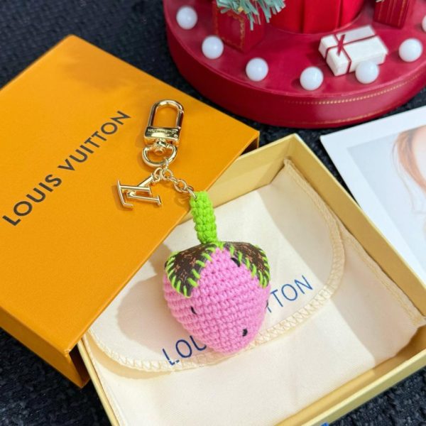 replica,repliche,fake,1:1,earrings,bracelet,ring,jewelry Nuovo prodotto M02583 LOUIS Vuitton Portachiavi all’uncinetto BERRYLICIOUS con motivo a fragola intrecciata (7UY13Q)