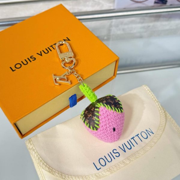replica,repliche,fake,1:1,earrings,bracelet,ring,jewelry Nuovo arrivo M02583 LOUIS Vuitton Portachiavi all’uncinetto BERRYLICIOUS con ciondolo a forma di fragola intrecciata (AZVKJL)