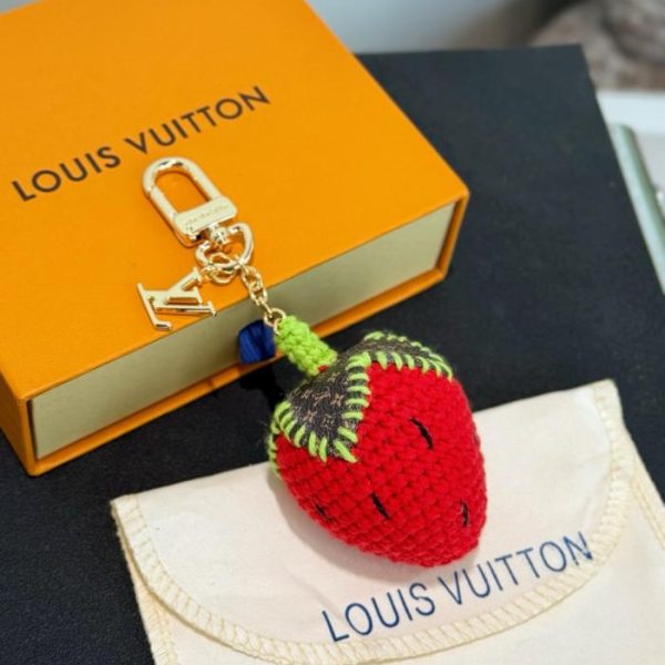 replica,repliche,fake,1:1,earrings,bracelet,ring,jewelry Nuovo prodotto M02583 LOUIS Vuitton Portachiavi all’uncinetto BERRYLICIOUS con motivo a fragola intrecciata (CV7EWR)