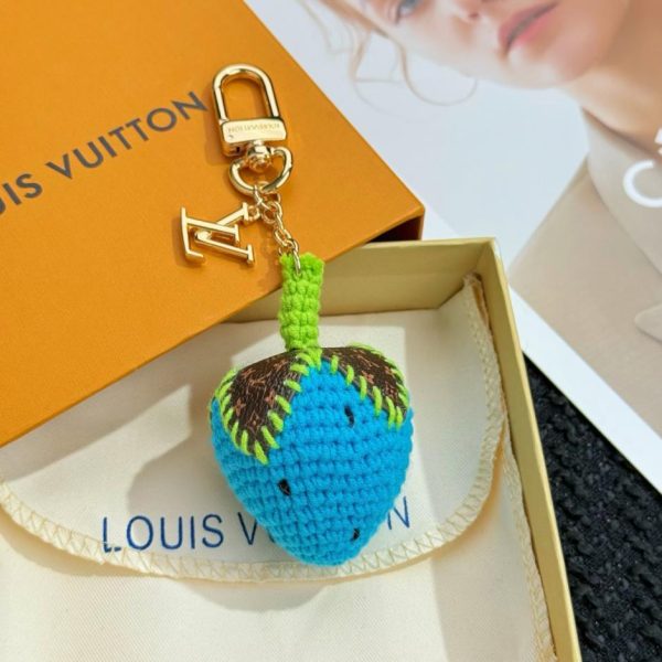 replica,repliche,fake,1:1,earrings,bracelet,ring,jewelry Nuovo arrivo M02583 LOUIS Vuitton Portachiavi all’uncinetto BERRYLICIOUS con ciondolo a forma di fragola intrecciata (ENT4BC)