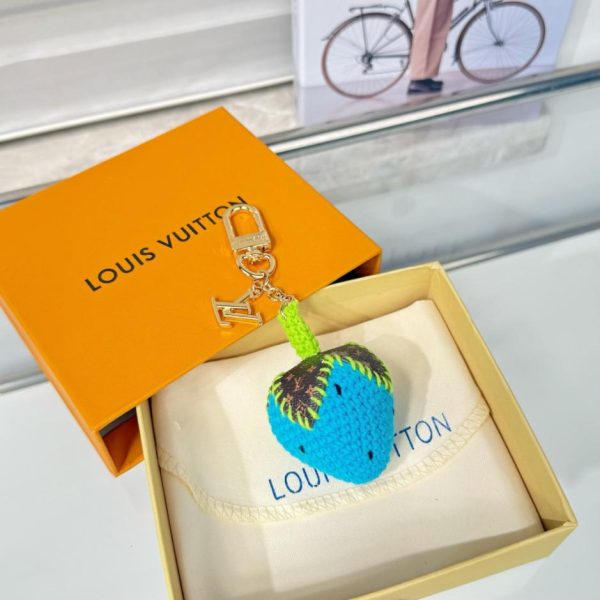 replica,repliche,fake,1:1,earrings,bracelet,ring,jewelry Nuovo arrivo M02583 LOUIS Vuitton Portachiavi all’uncinetto BERRYLICIOUS con ciondolo a forma di fragola intrecciata (R5WTGF)