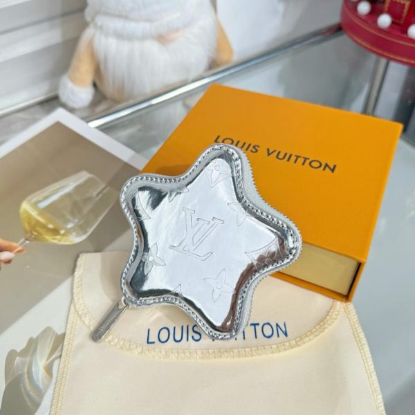replica,repliche,fake,1:1,earrings,bracelet,ring,jewelry Nuovo portamonete/accessorio per borsa Louis Vuitton LOUIS BEAR Stella/Pentagramma (1XMAR1)
