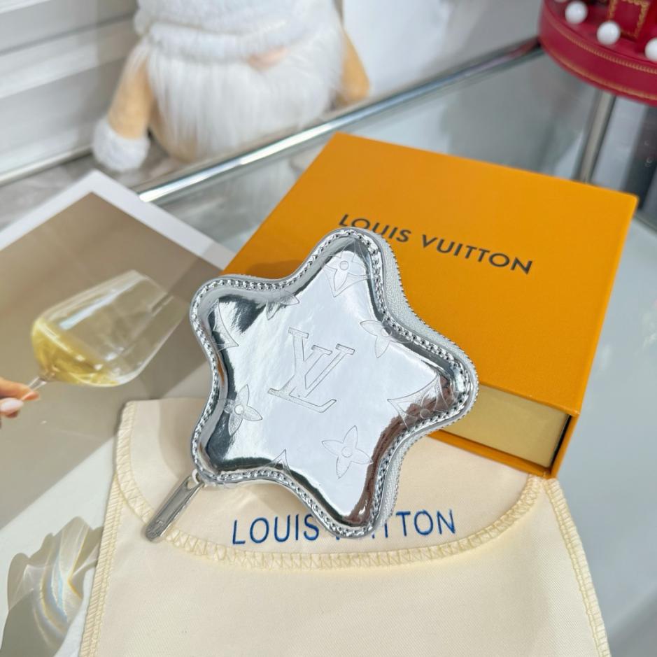 replica,repliche,fake,1:1,earrings,bracelet,ring,jewelry Nuovo portamonete/accessorio per borsa Louis Vuitton LOUIS BEAR Stella/Pentagramma (1XMAR1) replica,repliche,fake,1:1,earrings,bracelet,ring,jewelry Nuovo portamonete/accessorio per borsa Louis Vuitton LOUIS BEAR Stella/Pentagramma (1XMAR1)