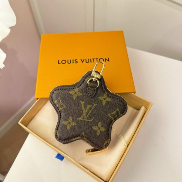 replica,repliche,fake,1:1,earrings,bracelet,ring,jewelry Nuovo portamonete/accessorio per borsa Louis Vuitton LOUIS BEAR Stella/Pentagramma (2FI2L5)