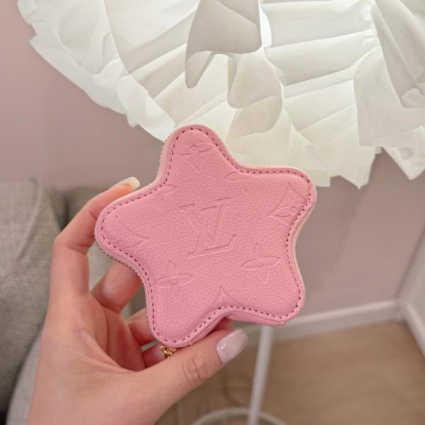 replica,repliche,fake,1:1,earrings,bracelet,ring,jewelry Nuovo portamonete/accessorio per borsa Louis Vuitton LOUIS BEAR Stella/Pentagramma (UST8LF)