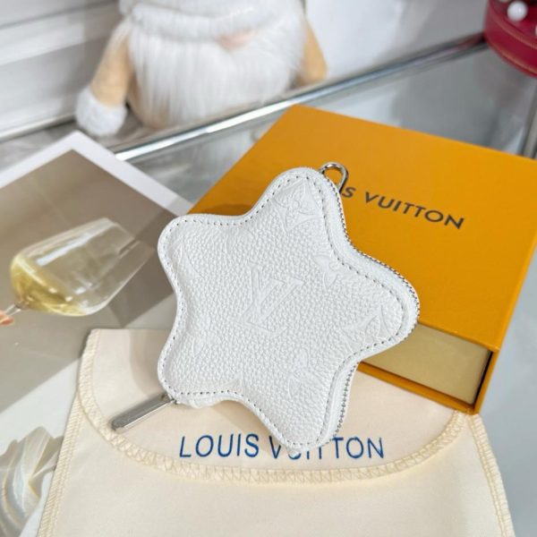 replica,repliche,fake,1:1,earrings,bracelet,ring,jewelry Nuovo portamonete/accessorio per borsa Louis Vuitton LOUIS BEAR Stella/Pentagramma (XYDJXU)