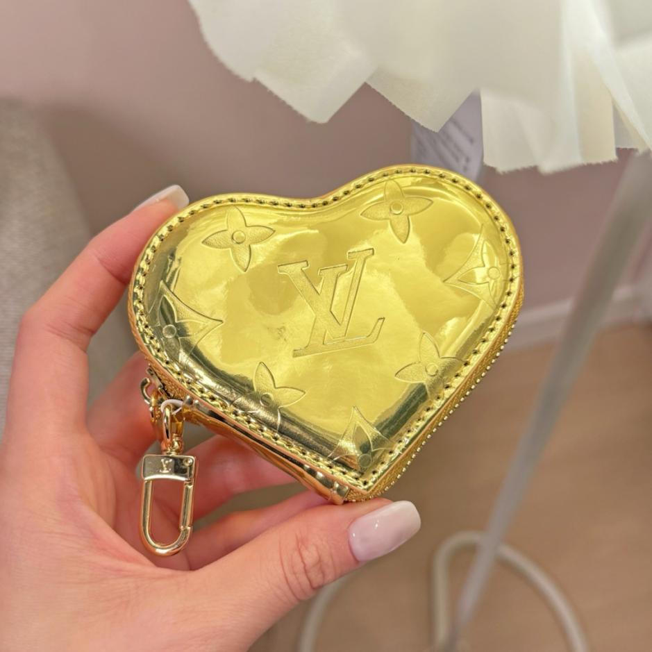 replica,repliche,fake,1:1,earrings,bracelet,ring,jewelry Nuovo portamonete/accessorio per borsa Louis Vuitton LOUIS BEAR Stella/Pentagramma (Z7EQLF) replica,repliche,fake,1:1,earrings,bracelet,ring,jewelry Nuovo portamonete/accessorio per borsa Louis Vuitton LOUIS BEAR Stella/Pentagramma (Z7EQLF)
