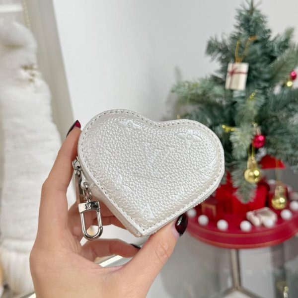 replica,repliche,fake,1:1,earrings,bracelet,ring,jewelry Nuovo arrivo Portamonete a forma di cuore – Louis Vuitton Portachiavi a forma di cuore LOUIS BEAR (0CI0UW)