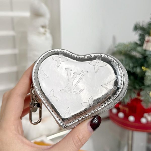 replica,repliche,fake,1:1,earrings,bracelet,ring,jewelry Nuovo arrivo Portamonete a forma di cuore – Louis Vuitton Portachiavi a forma di cuore LOUIS BEAR (9R9SHX)