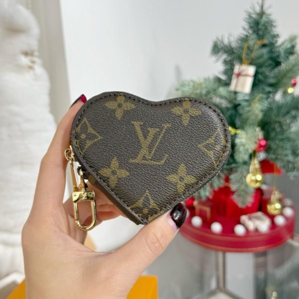 replica,repliche,fake,1:1,earrings,bracelet,ring,jewelry Nuovo arrivo Portamonete a forma di cuore – Louis Vuitton Portachiavi a forma di cuore LOUIS BEAR (TXX2ZO)