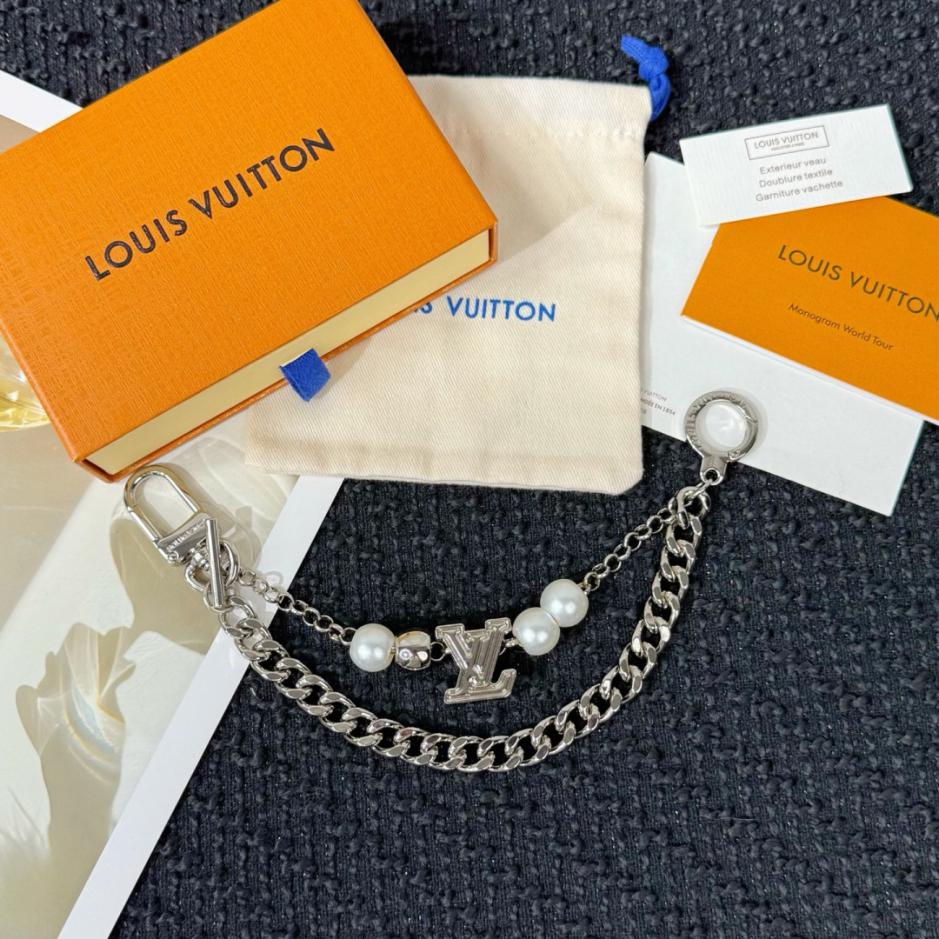replica,repliche,fake,1:1,earrings,bracelet,ring,jewelry Nuovo ciondolo per borsa con catena spessa e perla grande con logo LV (MSKCIK) replica,repliche,fake,1:1,earrings,bracelet,ring,jewelry Nuovo ciondolo per borsa con catena spessa e perla grande con logo LV (MSKCIK)
