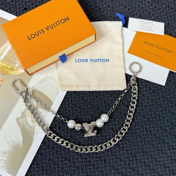 replica,repliche,fake,1:1,earrings,bracelet,ring,jewelry Nuovo ciondolo per borsa con catena spessa e perla grande con logo LV (2XIKHL)
