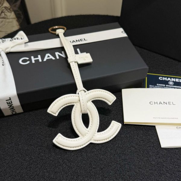 replica,repliche,fake,1:1,earrings,bracelet,ring,jewelry Nuovo charm Chanel Mini Bag Primavera Estate, realizzato in pelle di agnello, con il classico design a doppia C (4T5DQT).