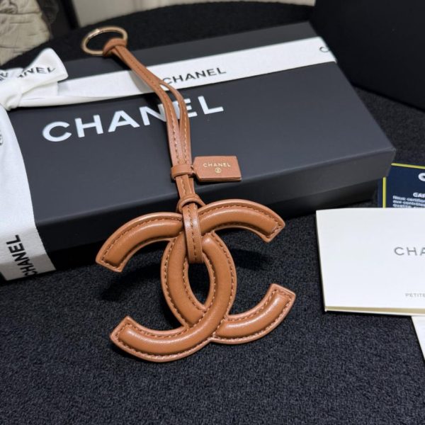 replica,repliche,fake,1:1,earrings,bracelet,ring,jewelry Nuovo charm Chanel Mini Bag Primavera Estate, realizzato in pelle di agnello e caratterizzato dal classico logo a doppia C.