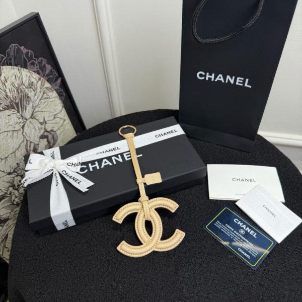 replica,repliche,fake,1:1,earrings,bracelet,ring,jewelry Nuovo charm Chanel Mini Bag Primavera Estate, realizzato in pelle di agnello, con il classico design a doppia C (S4CVKQ).