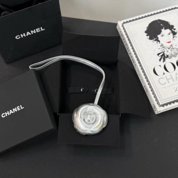 replica,repliche,fake,1:1,earrings,bracelet,ring,jewelry Nuovo charm per borsa Chanel Camellia in morbida e resistente pelle di agnello (7395V5)