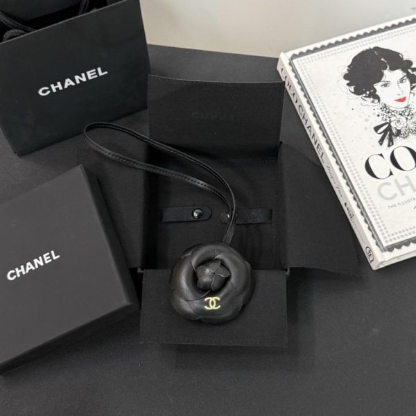 replica,repliche,fake,1:1,earrings,bracelet,ring,jewelry Nuovo charm per borsa Chanel Camellia in morbida e resistente pelle di agnello (7X7BQX)