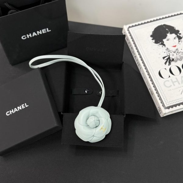 replica,repliche,fake,1:1,earrings,bracelet,ring,jewelry Nuovo charm per borsa Chanel Camellia in morbida e resistente pelle di agnello (E3OM56)