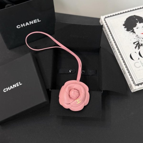 replica,repliche,fake,1:1,earrings,bracelet,ring,jewelry Nuovo charm per borsa Chanel a forma di camelia in morbida e resistente pelle di agnello (W0HYJ7)