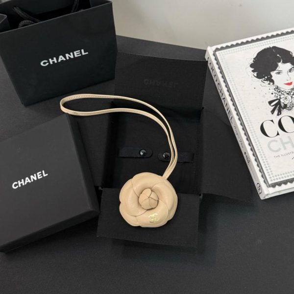 replica,repliche,fake,1:1,earrings,bracelet,ring,jewelry Nuovo charm per borsa Chanel a forma di camelia in morbida e resistente pelle di agnello (WW8F1E)