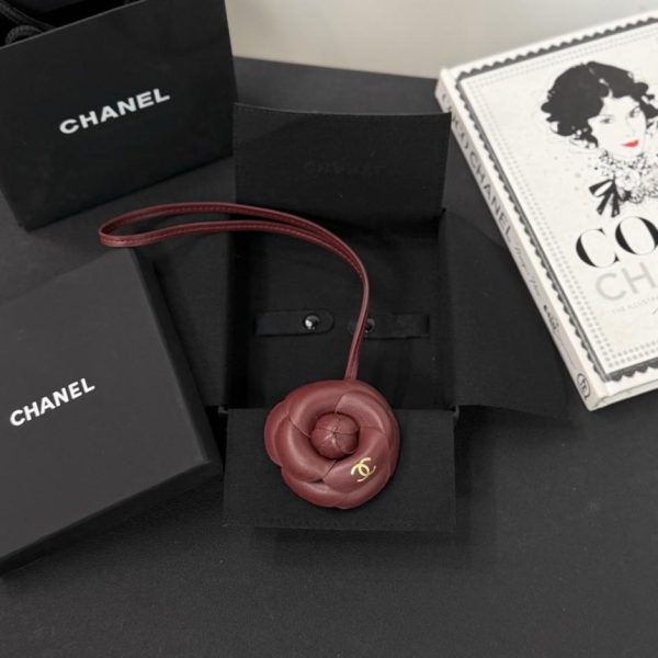 replica,repliche,fake,1:1,earrings,bracelet,ring,jewelry Nuovo charm per borsa Chanel a forma di camelia in morbida e resistente pelle di agnello (XT7ZQH)
