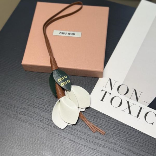 replica,repliche,fake,1:1,earrings,bracelet,ring,jewelry Nuovo portachiavi MiuMiu a forma di tulipano in vera pelle, fatto a mano (LOX7XI)