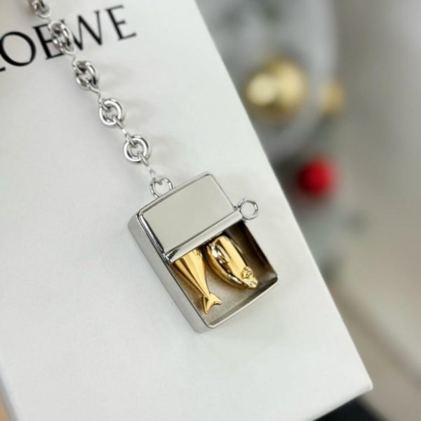 replica,repliche,fake,1:1,earrings,bracelet,ring,jewelry Nuovo ciondolo Loewe a forma di scatola di sardine, in ottone (EB4TVJ)