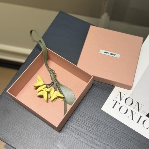 replica,repliche,fake,1:1,earrings,bracelet,ring,jewelry Ciondolo floreale in pelle MIUMIU (9VU411)
