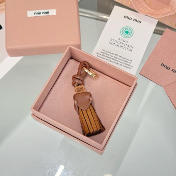 replica,repliche,fake,1:1,earrings,bracelet,ring,jewelry Nuovo accessorio per scarpe con nappina media MIUMIU (CBXC5R)