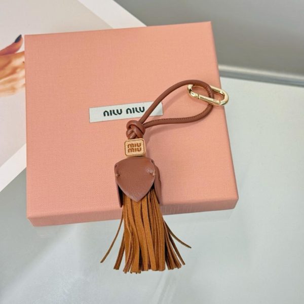 replica,repliche,fake,1:1,earrings,bracelet,ring,jewelry Nuovi accessori per scarpe con nappe grandi MIUMIU (GU8OYZ)