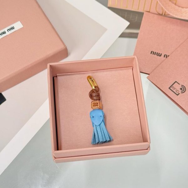 replica,repliche,fake,1:1,earrings,bracelet,ring,jewelry Nuovi accessori per scarpe con mini nappe MIUMIU (CSS162)