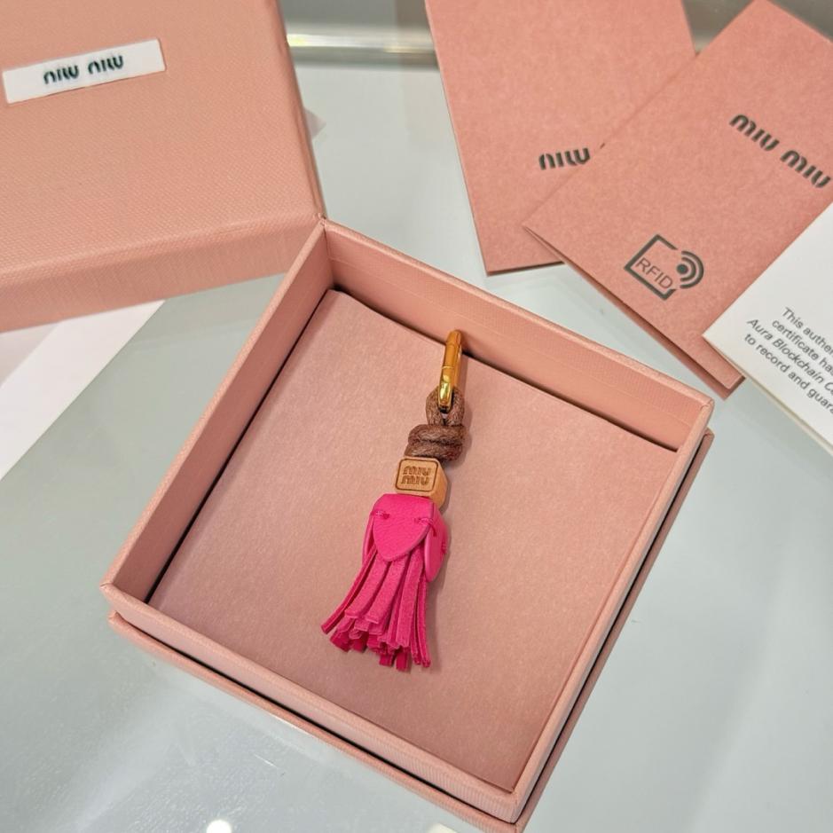 replica,repliche,fake,1:1,earrings,bracelet,ring,jewelry Nuovo accessorio per scarpe MIUMIU con mini nappina (EM2QC6) replica,repliche,fake,1:1,earrings,bracelet,ring,jewelry Nuovo accessorio per scarpe MIUMIU con mini nappina (EM2QC6)