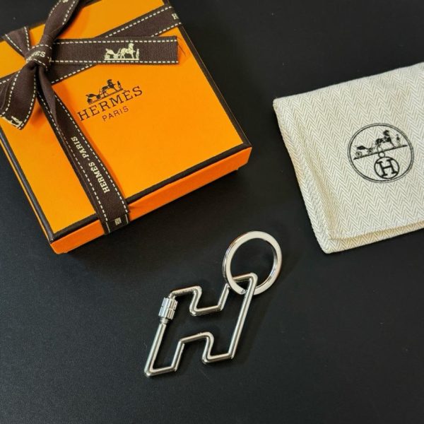 replica,repliche,fake,1:1,earrings,bracelet,ring,jewelry Nuovo portachiavi HERMES Too Speed ​​con lettera H per auto (4LFXLY)