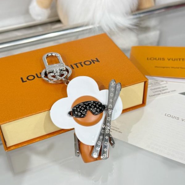 replica,repliche,fake,1:1,earrings,bracelet,ring,jewelry Nuovo arrivo M1990 Portachiavi in ​​peluche con doppio snowboard e girasole Louis Vuitton Vivian (IYA6V3)