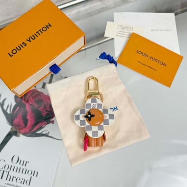 replica,repliche,fake,1:1,earrings,bracelet,ring,jewelry Nuovo arrivo: portachiavi a forma di bambola girasole M1990, portachiavi Louis Vuitton Vivian (0XDKA4)