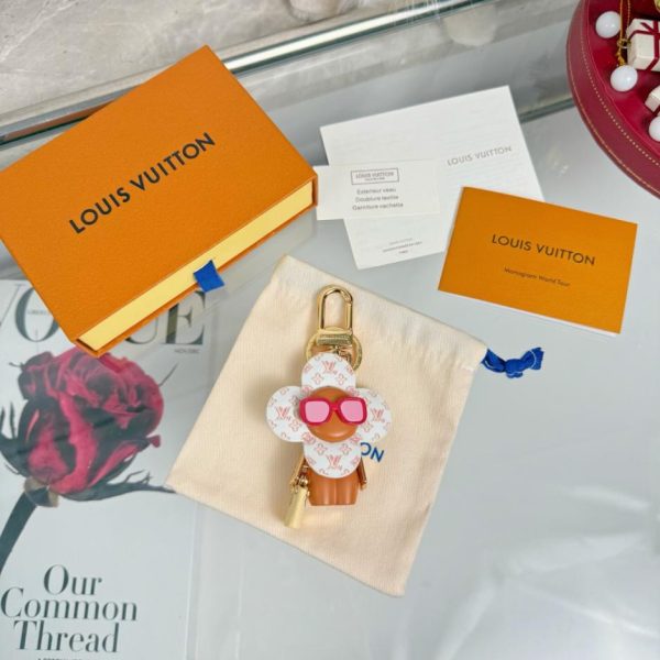 replica,repliche,fake,1:1,earrings,bracelet,ring,jewelry Nuovo arrivo: portachiavi a forma di bambola girasole M1990, portachiavi Louis Vuitton Vivian (RM24LG)