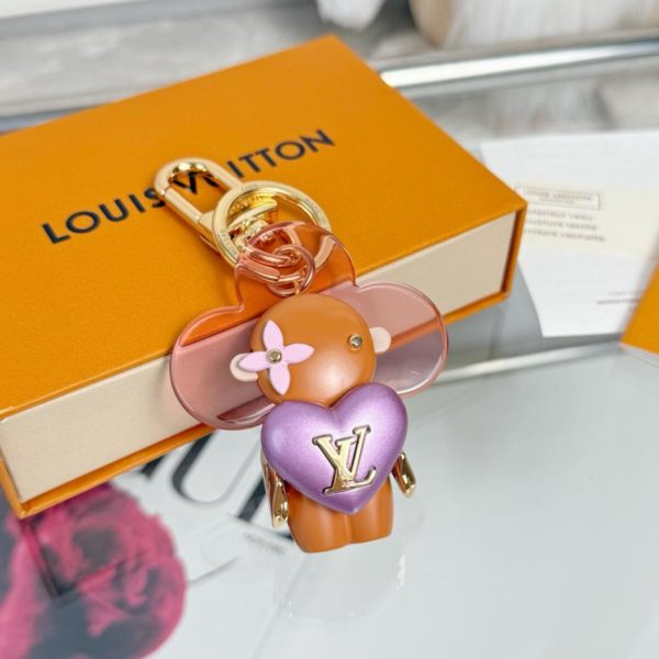replica,repliche,fake,1:1,earrings,bracelet,ring,jewelry Nuovo prodotto: Portachiavi con bambola girasole M1990 Louis Vuitton Vivian (WV987M)