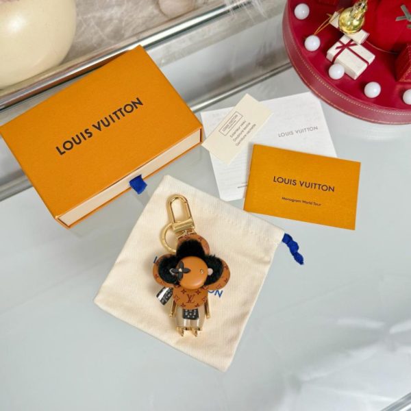 replica,repliche,fake,1:1,earrings,bracelet,ring,jewelry Nuovo arrivo: portachiavi con bambola girasole M1990, portachiavi Louis Vuitton con pattini a rotelle Vivian (Z81SUB)